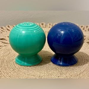Vintage Homer Laughlin Fiestaware Turquoise & Colbalt Blue salt & pepper shakers